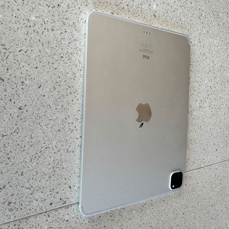iPad Pro 11“ 2020 128GB Wifi + Cellular Silber Mängel
